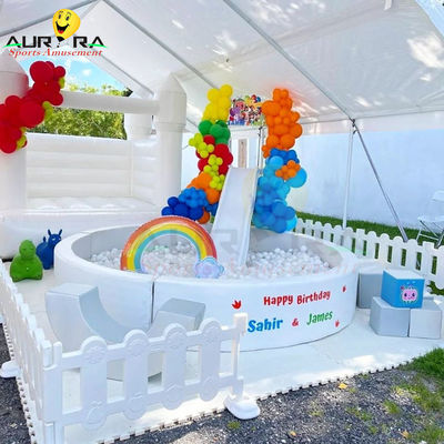 Mua Ứng dụng sân chơi mềm màu trắng phổ biến với hàng rào và hố bóng tròn online manufacture
