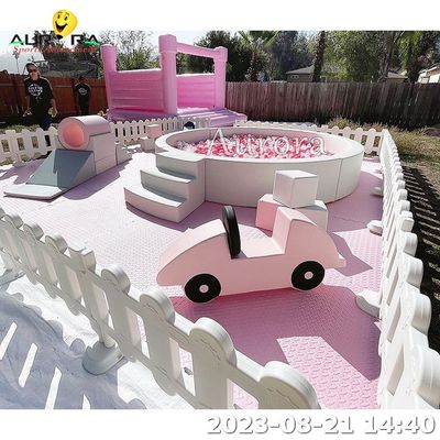 สีชมพู สีขาว อุปกรณ์เล่นอ่อนกับรั้วบ้านกระโดดสําหรับเด็กลูกบอล Pit