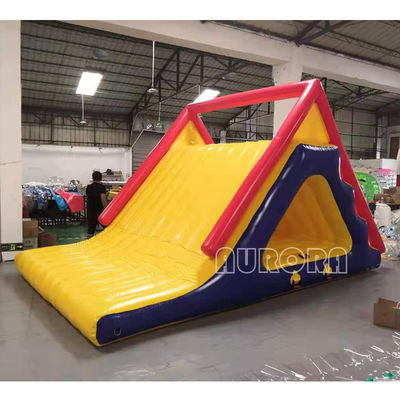 สไลด์สามเหลี่ยมแบบอัดอัด สีเหลือง สวนน้ํากลางแจ้ง สไลด์ขนาดใหญ่แบบอัดอัด Pvc